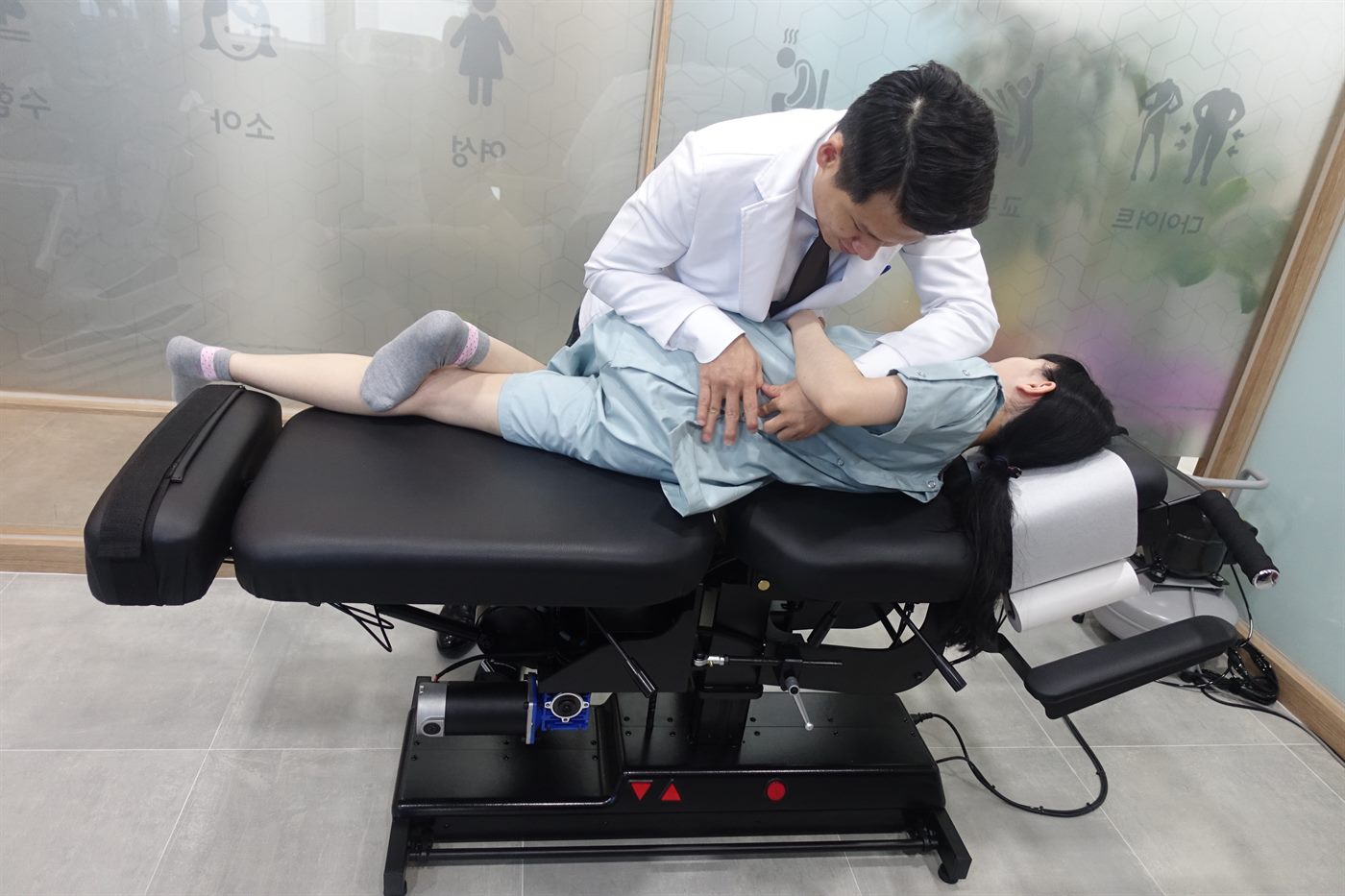 원장이 환자에게 추나요법을 시행하는 모습